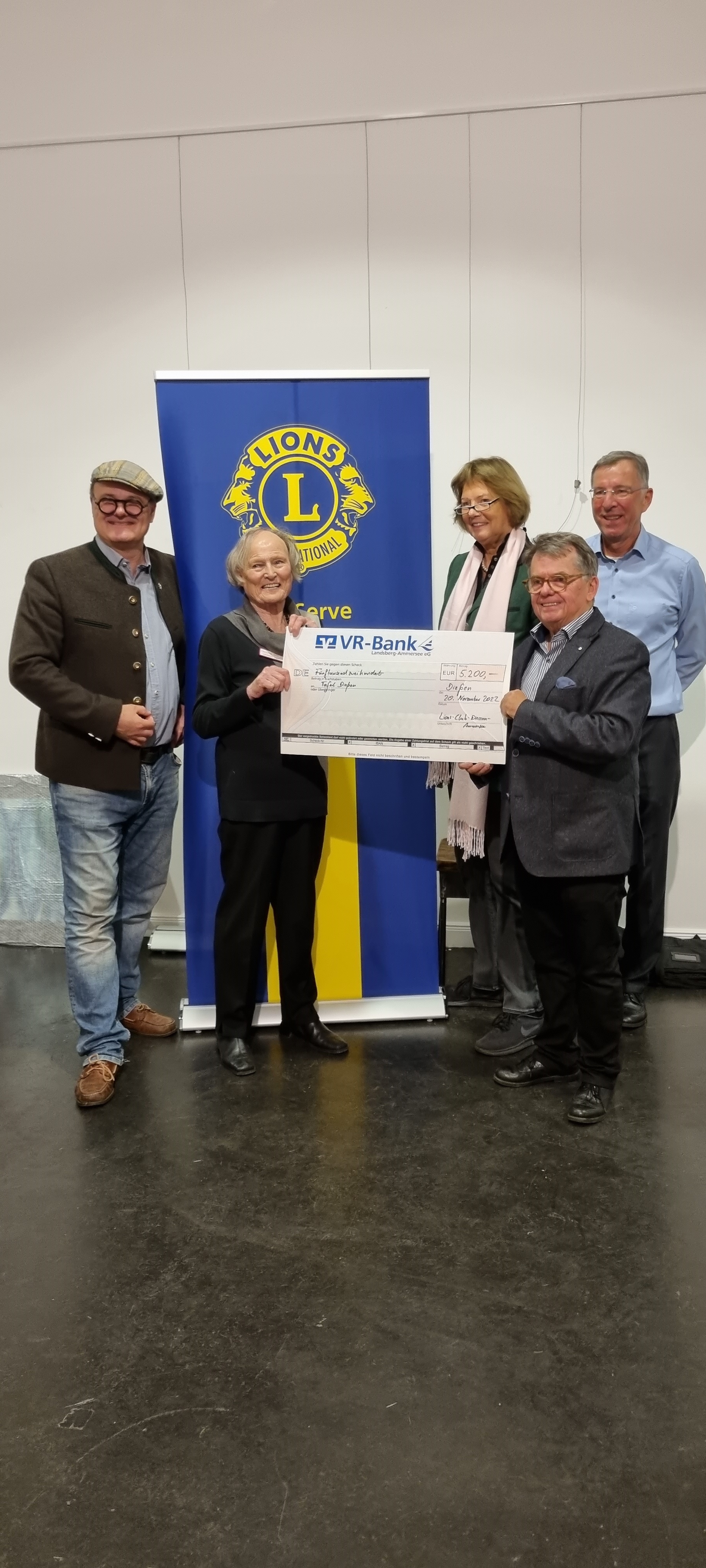 Sichtlich erfreut über die Spende von 5.200,- Euro bedankte sich Frau Sämmer, Gründerin und seit 17 Jahren Leiterin der Tafel in Dießen, beim LIONSCLUB DIESSEN, der die Kunstauktion organisiert und durchgeführt hat.